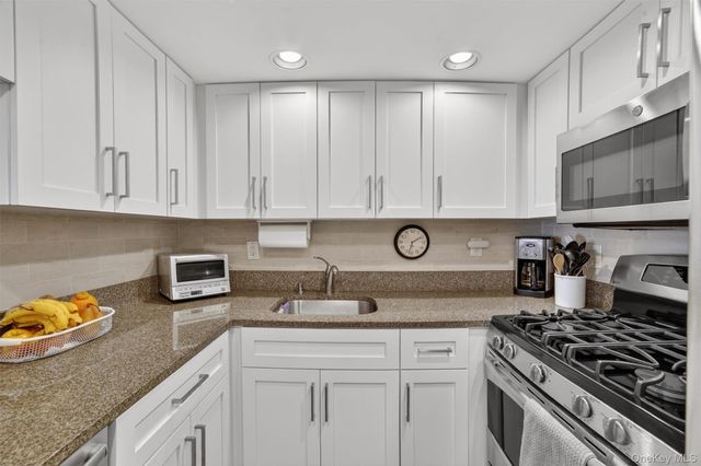 10 Stewart Place 3FE, White Plains, NY 10603