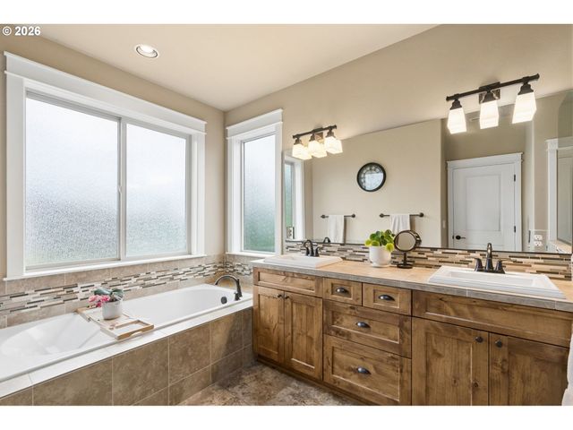 9830 Nw WAYNE Ln, Portland, OR 97229