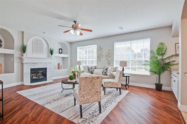 230 Walnut Cove Lane, Pearland, TX 77584