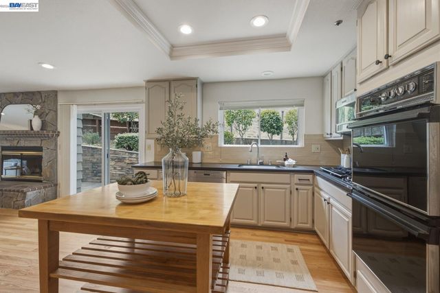 26 Oak Rd, Orinda, CA 94563