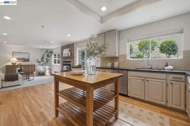 26 Oak Rd, Orinda, CA 94563