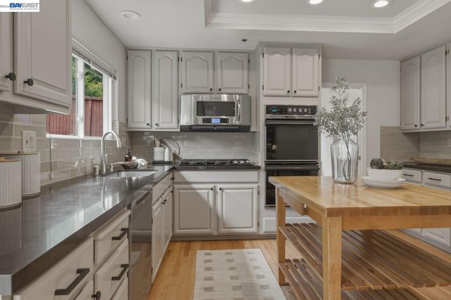 26 Oak Rd, Orinda, CA 94563