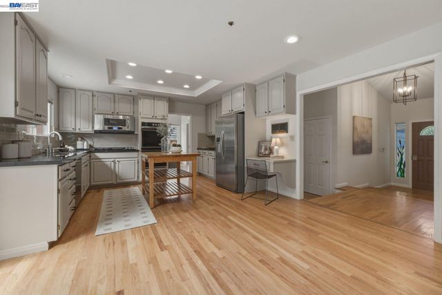 26 Oak Rd, Orinda, CA 94563