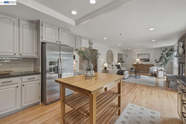 26 Oak Rd, Orinda, CA 94563
