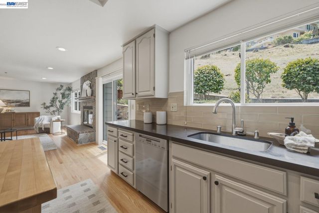 26 Oak Rd, Orinda, CA 94563