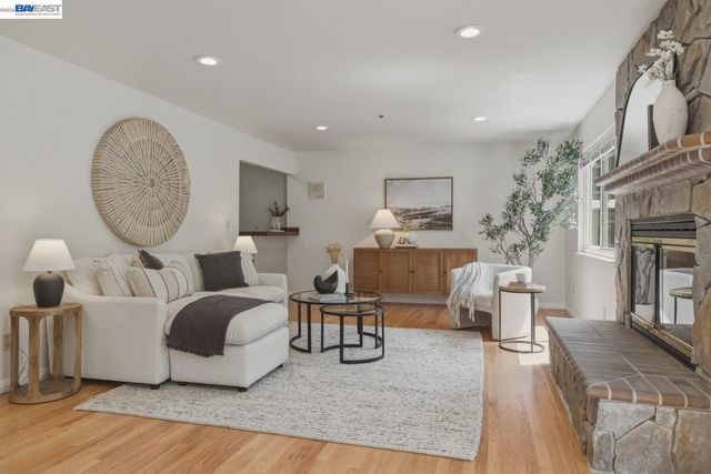 26 Oak Rd, Orinda, CA 94563