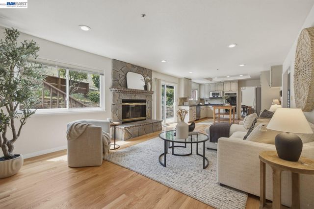 26 Oak Rd, Orinda, CA 94563