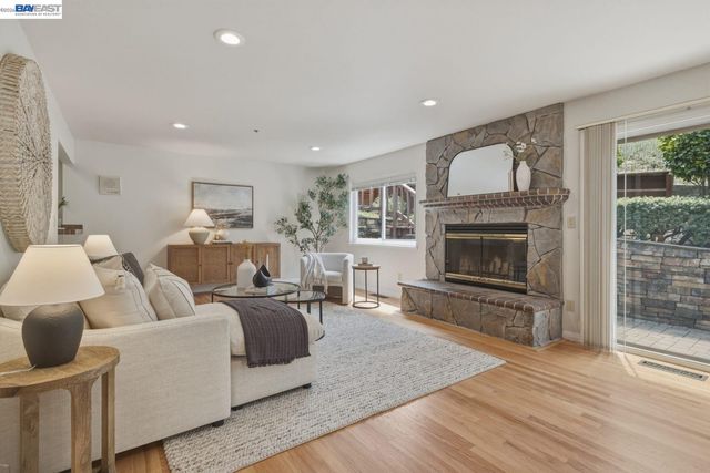 26 Oak Rd, Orinda, CA 94563
