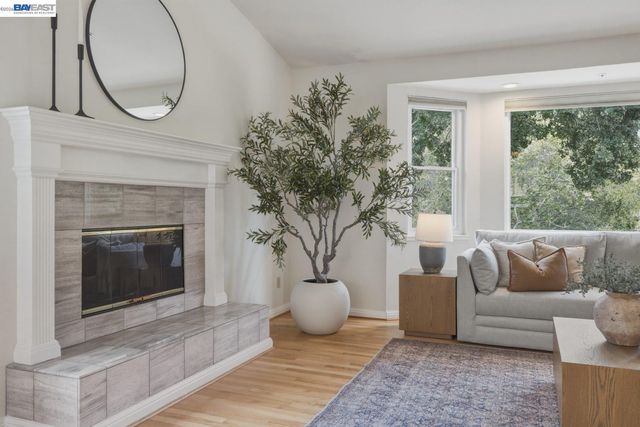 26 Oak Rd, Orinda, CA 94563