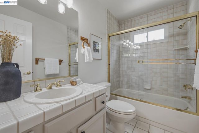 26 Oak Rd, Orinda, CA 94563