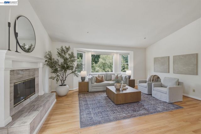 26 Oak Rd, Orinda, CA 94563