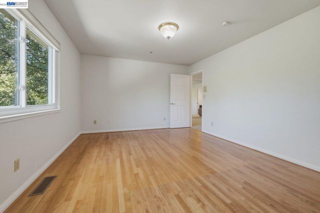 26 Oak Rd, Orinda, CA 94563