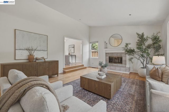26 Oak Rd, Orinda, CA 94563