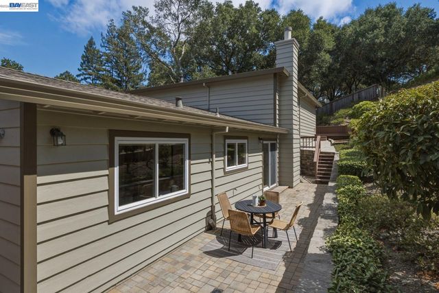26 Oak Rd, Orinda, CA 94563