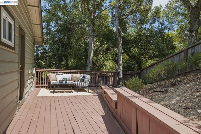 26 Oak Rd, Orinda, CA 94563