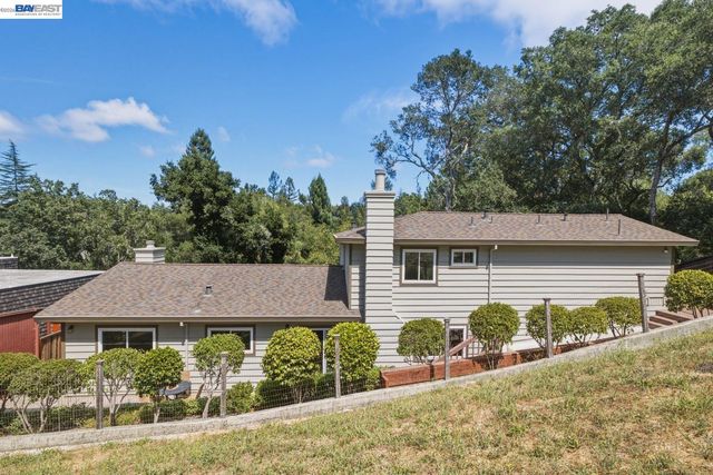 26 Oak Rd, Orinda, CA 94563