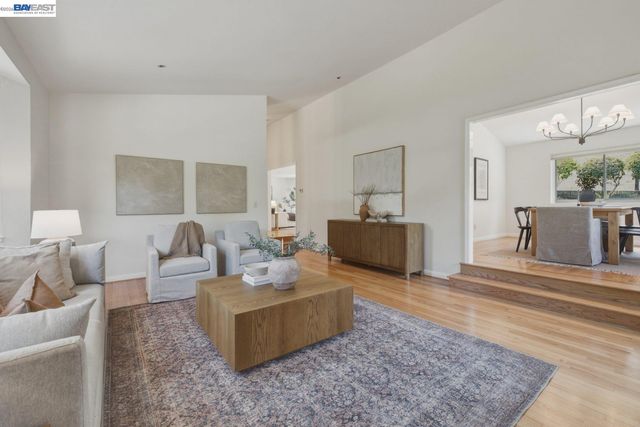 26 Oak Rd, Orinda, CA 94563