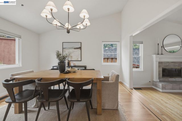 26 Oak Rd, Orinda, CA 94563