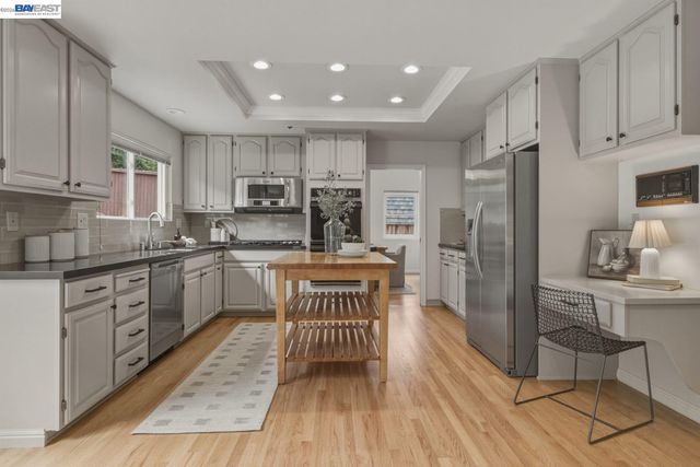 26 Oak Rd, Orinda, CA 94563