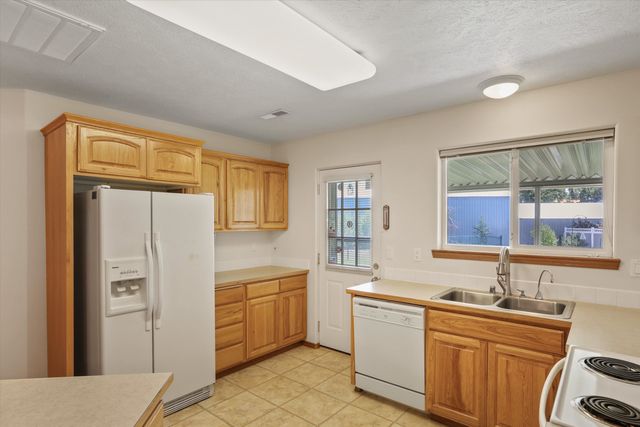 902 N Golden Ct, Medical Lake, WA 99022