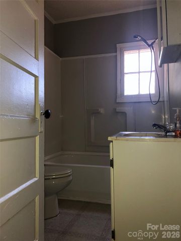 408 W Charlotte Avenue, Mount Holly, NC 28120