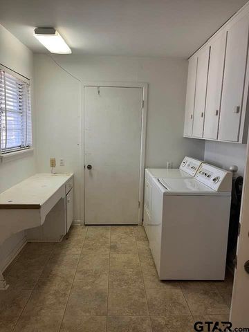 2806 N Glass Avenue, Tyler, TX 75702