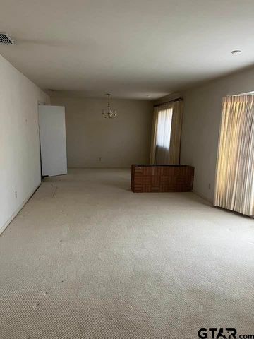 2806 N Glass Avenue, Tyler, TX 75702