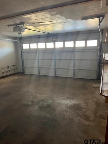 2806 N Glass Avenue, Tyler, TX 75702