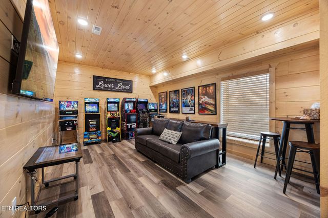 519 Warbonnet Way, Pigeon Forge, TN 37863