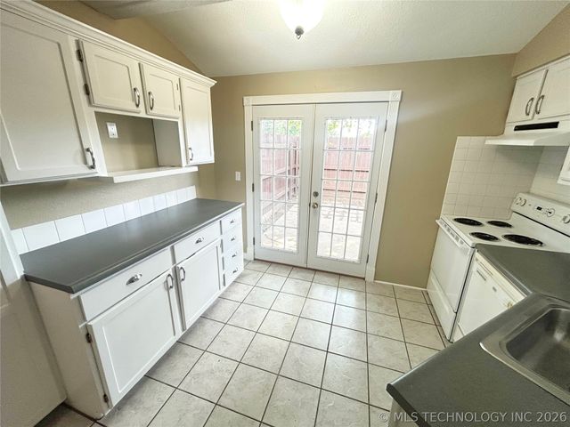 13236 E 30th Place C, Tulsa, OK 74134