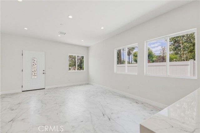 19455 Strathern Street, Reseda (los Angeles), CA 91335