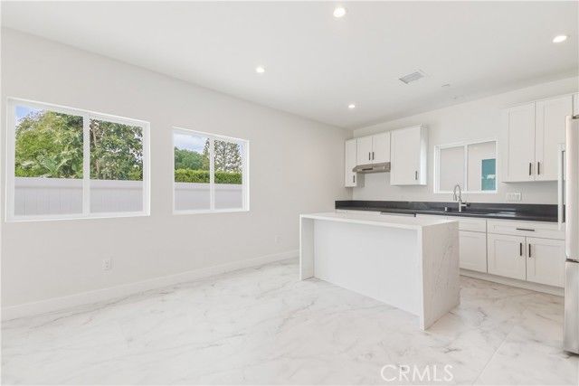 19455 Strathern Street, Reseda (los Angeles), CA 91335