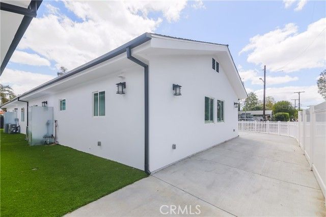 19455 Strathern Street, Reseda (los Angeles), CA 91335
