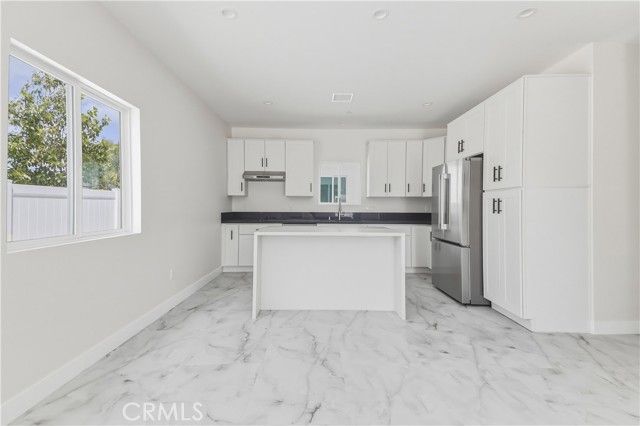 19455 Strathern Street, Reseda (los Angeles), CA 91335