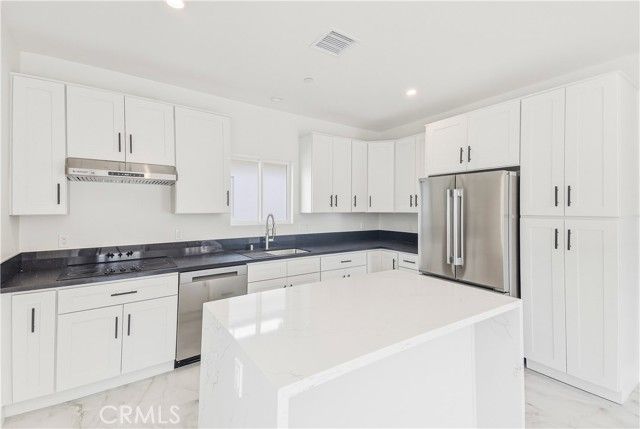 19455 Strathern Street, Reseda (los Angeles), CA 91335