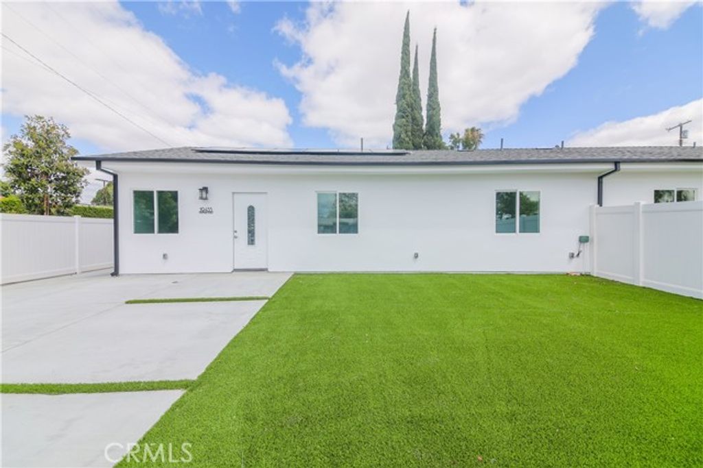 19455 Strathern Street, Reseda (los Angeles), CA 91335