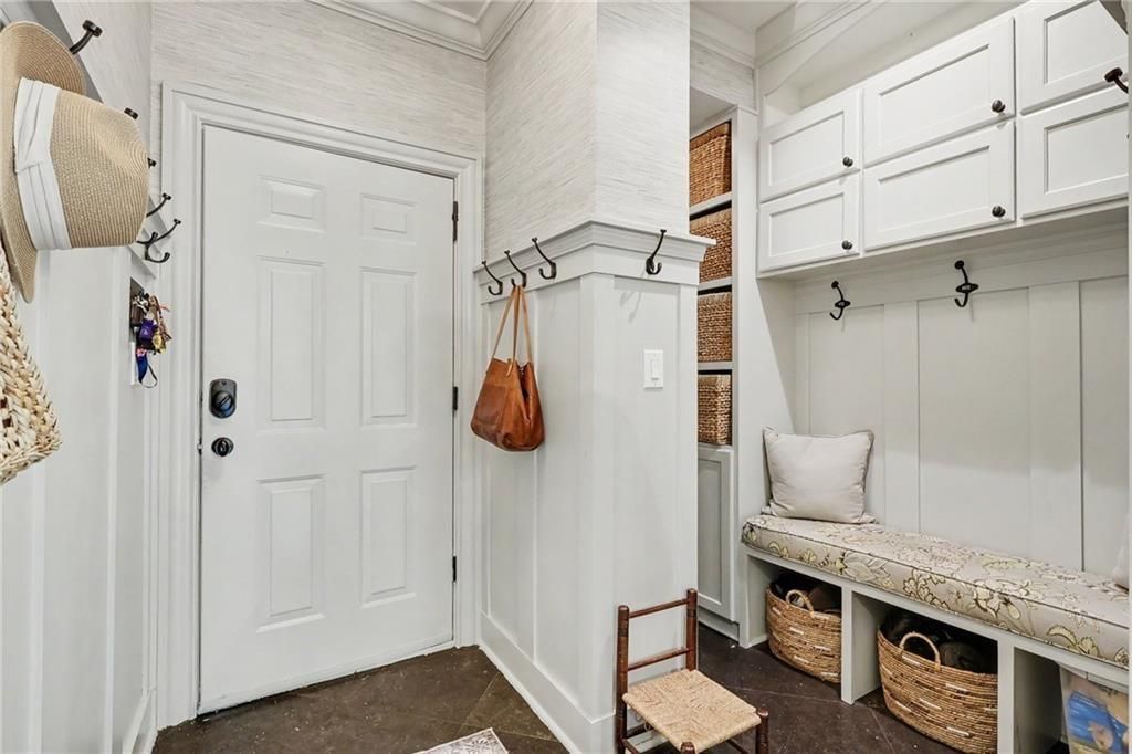Image 16 of property listing at 2375 Massey Lane, Decatur, GA 30033