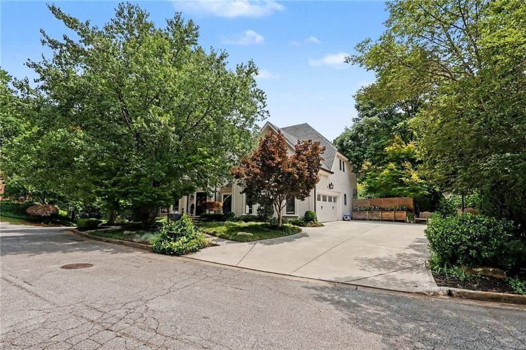 Image 3 of property listing at 2375 Massey Lane, Decatur, GA 30033