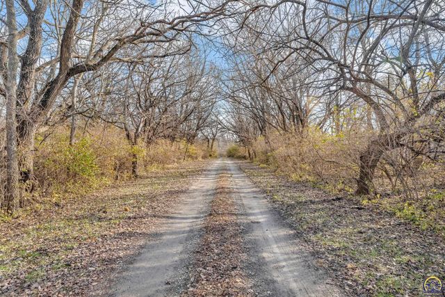 9040 SW Wanamaker Rd, Wakarusa, KS 66546