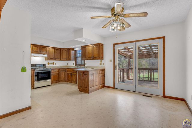 9040 SW Wanamaker Rd, Wakarusa, KS 66546