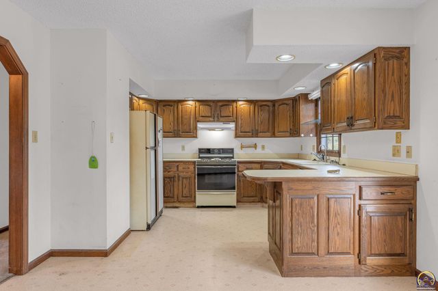 9040 SW Wanamaker Rd, Wakarusa, KS 66546