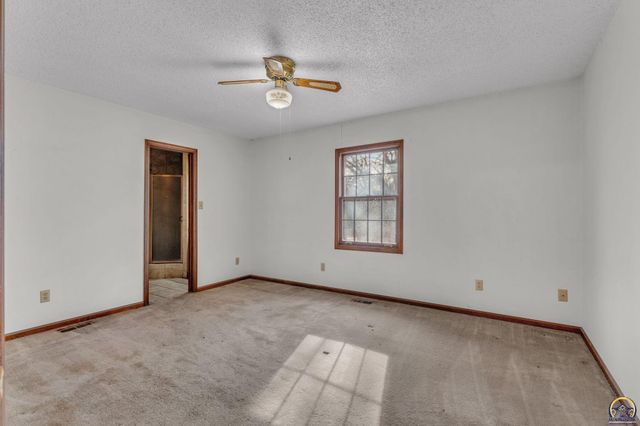 9040 SW Wanamaker Rd, Wakarusa, KS 66546