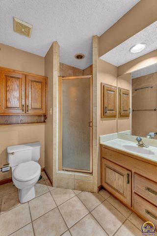 9040 SW Wanamaker Rd, Wakarusa, KS 66546