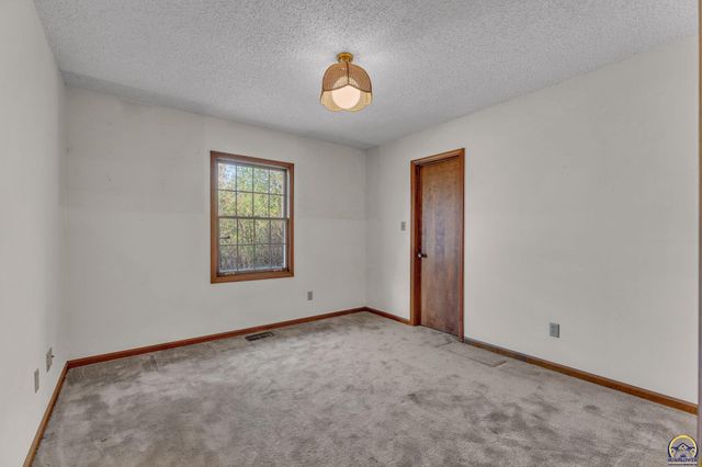 9040 SW Wanamaker Rd, Wakarusa, KS 66546