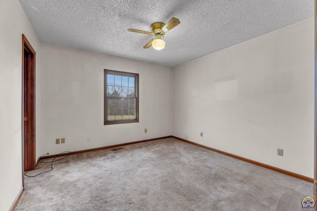 9040 SW Wanamaker Rd, Wakarusa, KS 66546