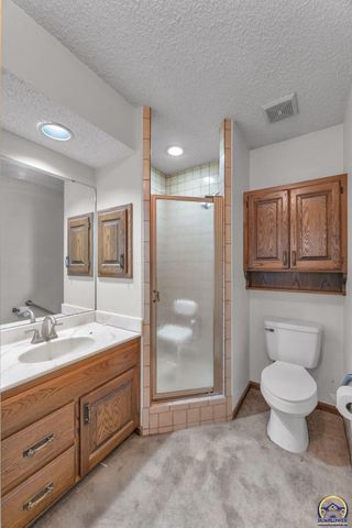 9040 SW Wanamaker Rd, Wakarusa, KS 66546