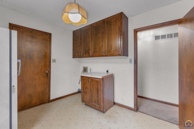 9040 SW Wanamaker Rd, Wakarusa, KS 66546