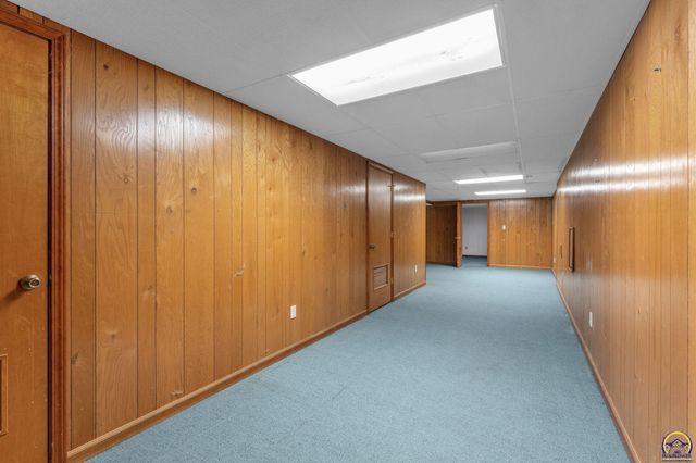 9040 SW Wanamaker Rd, Wakarusa, KS 66546