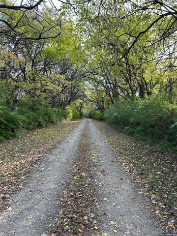 9040 SW Wanamaker Rd, Wakarusa, KS 66546