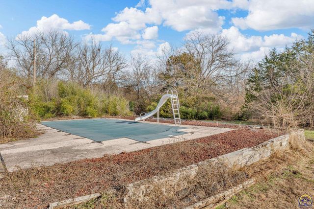 9040 SW Wanamaker Rd, Wakarusa, KS 66546